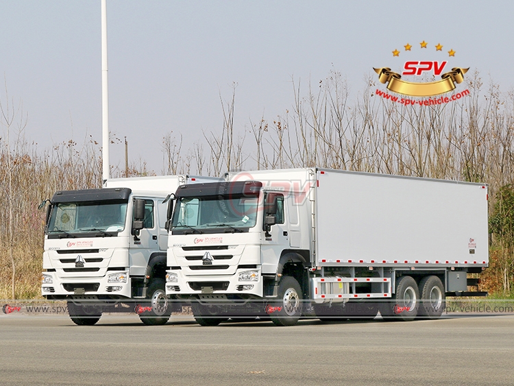 2 Units of Carrier Trucks Sinotruk - Front Left Side